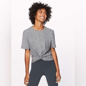 EUC Lululemon Crescent heathered medium grey tee Shirt M / L